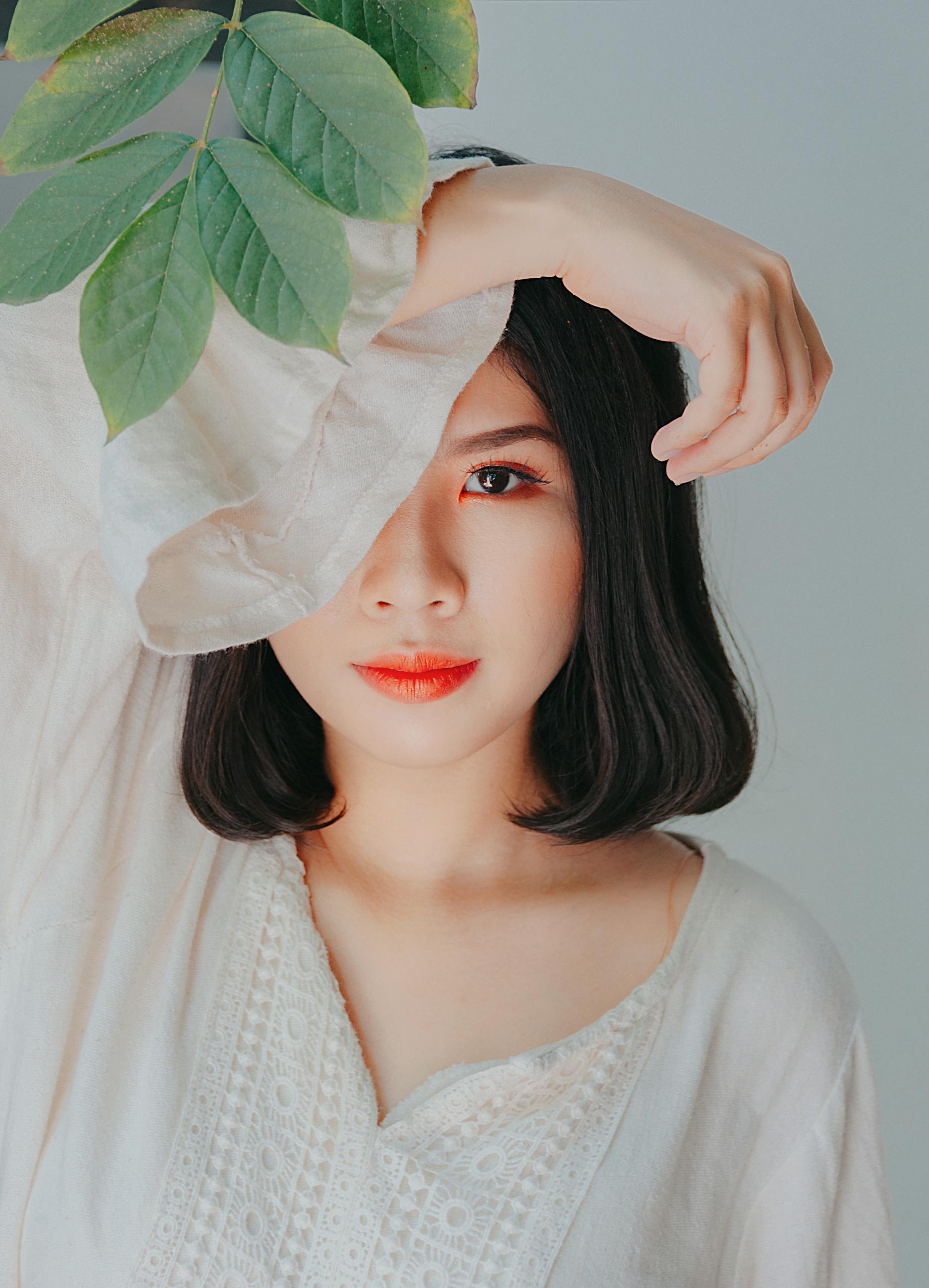 Lash lift trends of 2025 are new techniques of Korean lash lift (Asian lash lift) and glueless methods
